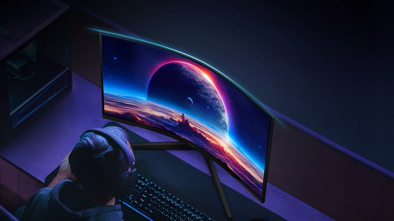 Геймер играет на игровом мониторе Samsung Odyssey G55C