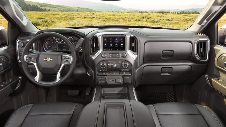 Широкий вид спереди, салон пикапа Chevy Silverado 2021 года.