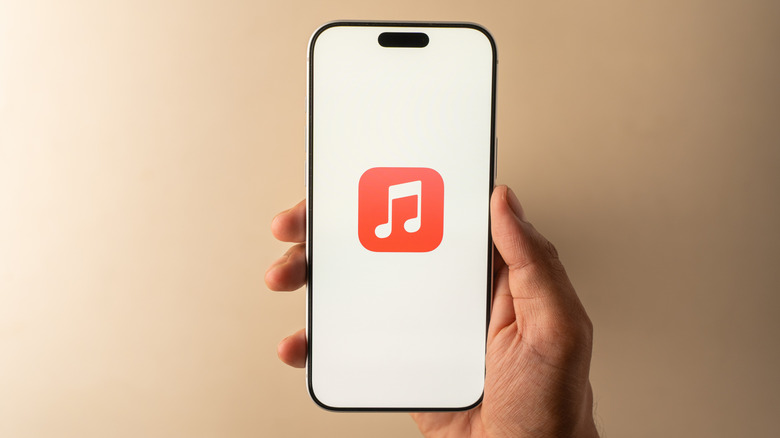 Заставка Apple Music на экране смартфона