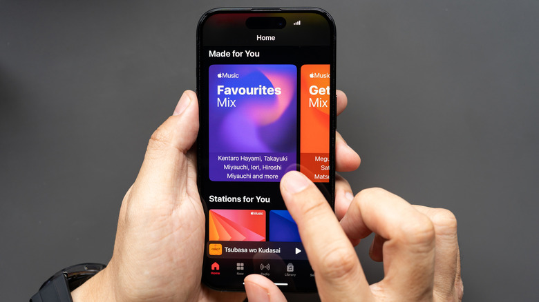 Человек, использующий Apple Music на iPhone