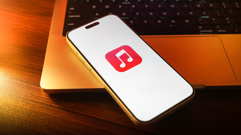 Заставка Apple Music на телефоне, хранящемся на ноутбуке