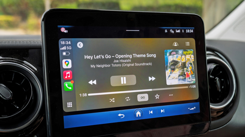 Воспроизведение музыки на информационно-развлекательном экране Apple CarPlay