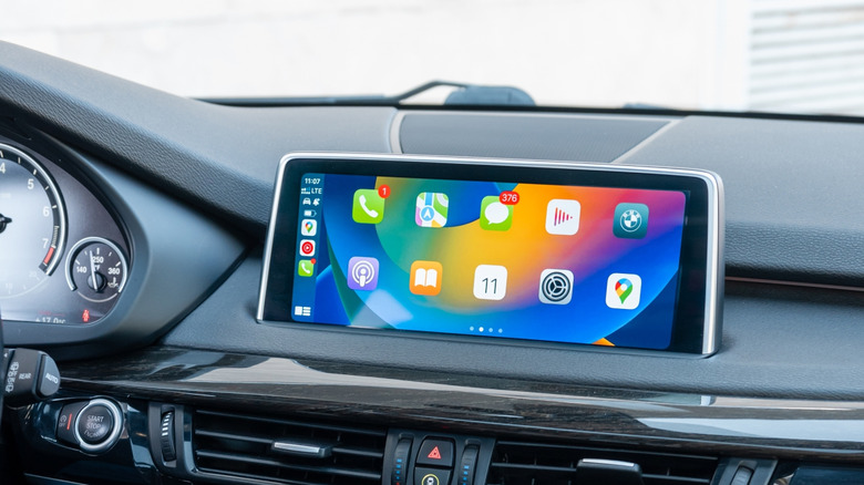 Интерфейс Apple CarPlay на информационно-развлекательном экране автомобиля