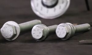 Болты с пределом текучести: что это такое и почему автопроизводители их используют?