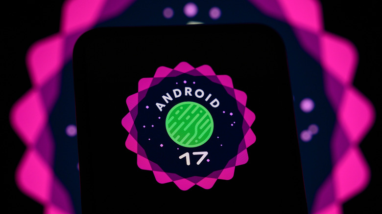 Логотип Android 17 на телефоне