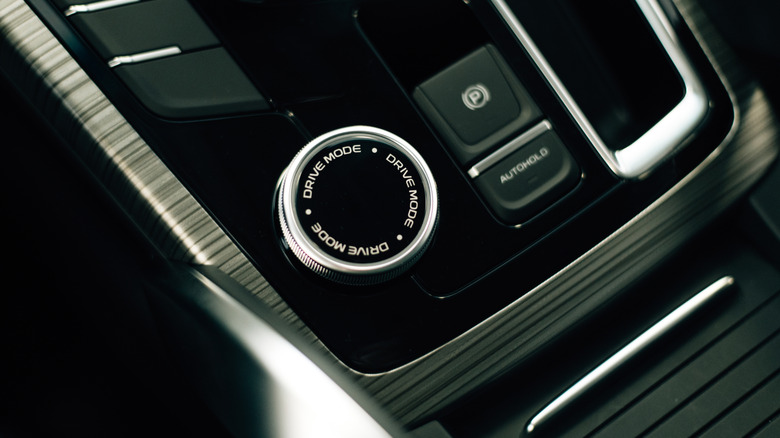 Крупным планом электронного управления транспортным средством.