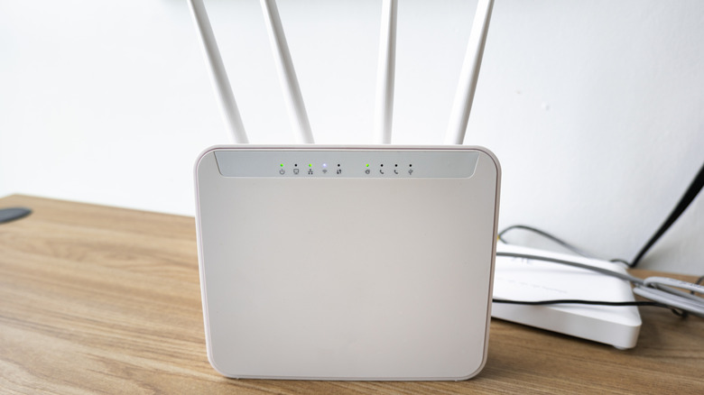 Старый Wi-Fi-роутер на столе.