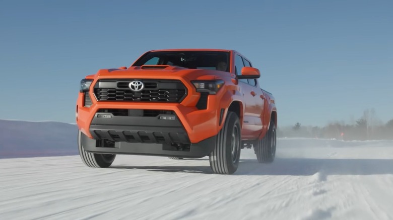 Toyota Tundra едет в заснеженных условиях, вид спереди под низким углом