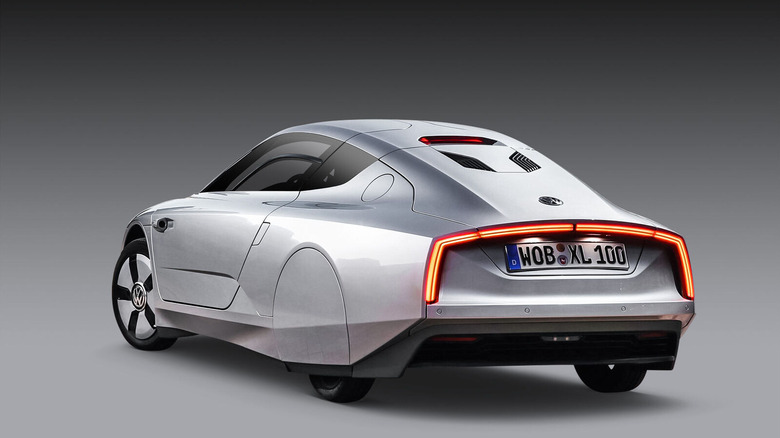 Volkswagen XL-1 2014 года на сером фоне, вид в 3/4 сзади слева
