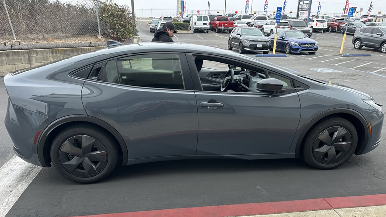 Toyota Prius 2024 года на парковке, вид справа