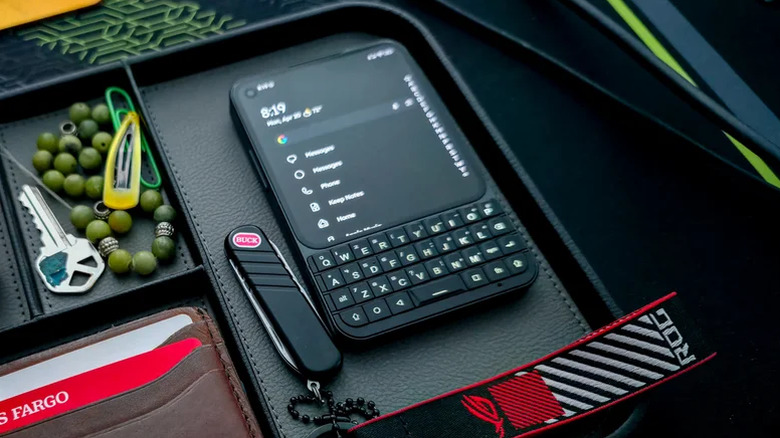 Unihertz Titan 2 Elite рядом с карманным ножом и ключами