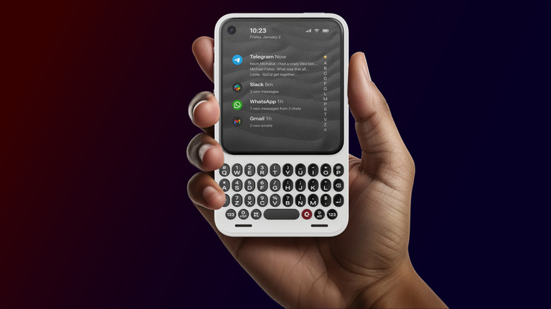 Человек, держащий смартфон Clicks Communicator