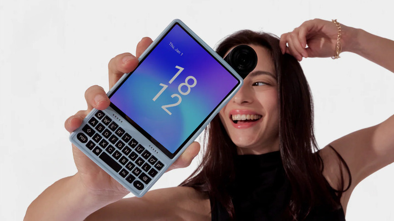 Женщина держит Ikko Mind One Pro в чехле с защелкой