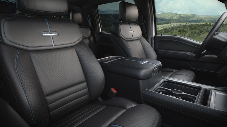 Интерьер Ford Super Duty Platinum 2027 года.