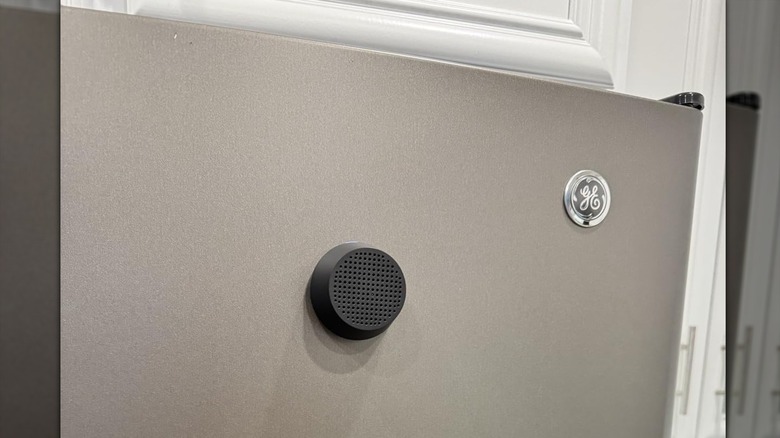 Крупный план динамика Bluetooth на холодильнике