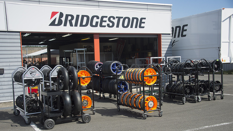 Широкий вид на гараж для установки шин Bridgestone на гоночной трассе в Японии.