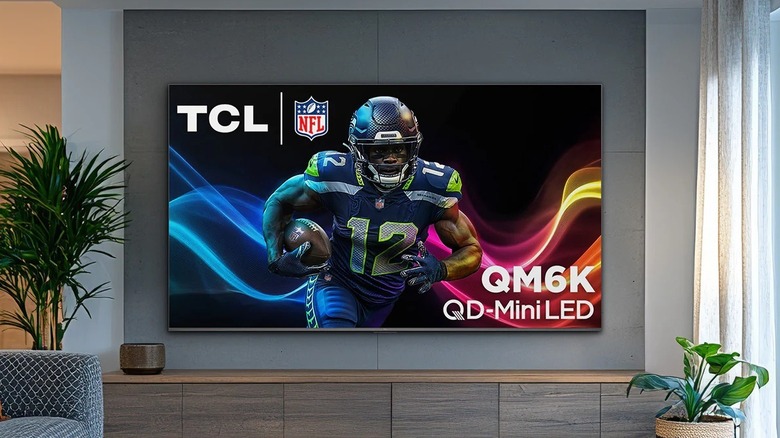 Мини-светодиодный телевизор TCL QM64L в гостиной.