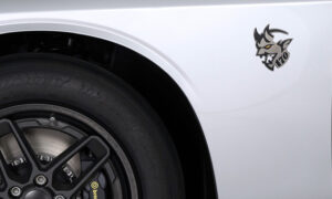 Чем современный логотип Dodge Demon отличается от того, который использовался в 70-х?