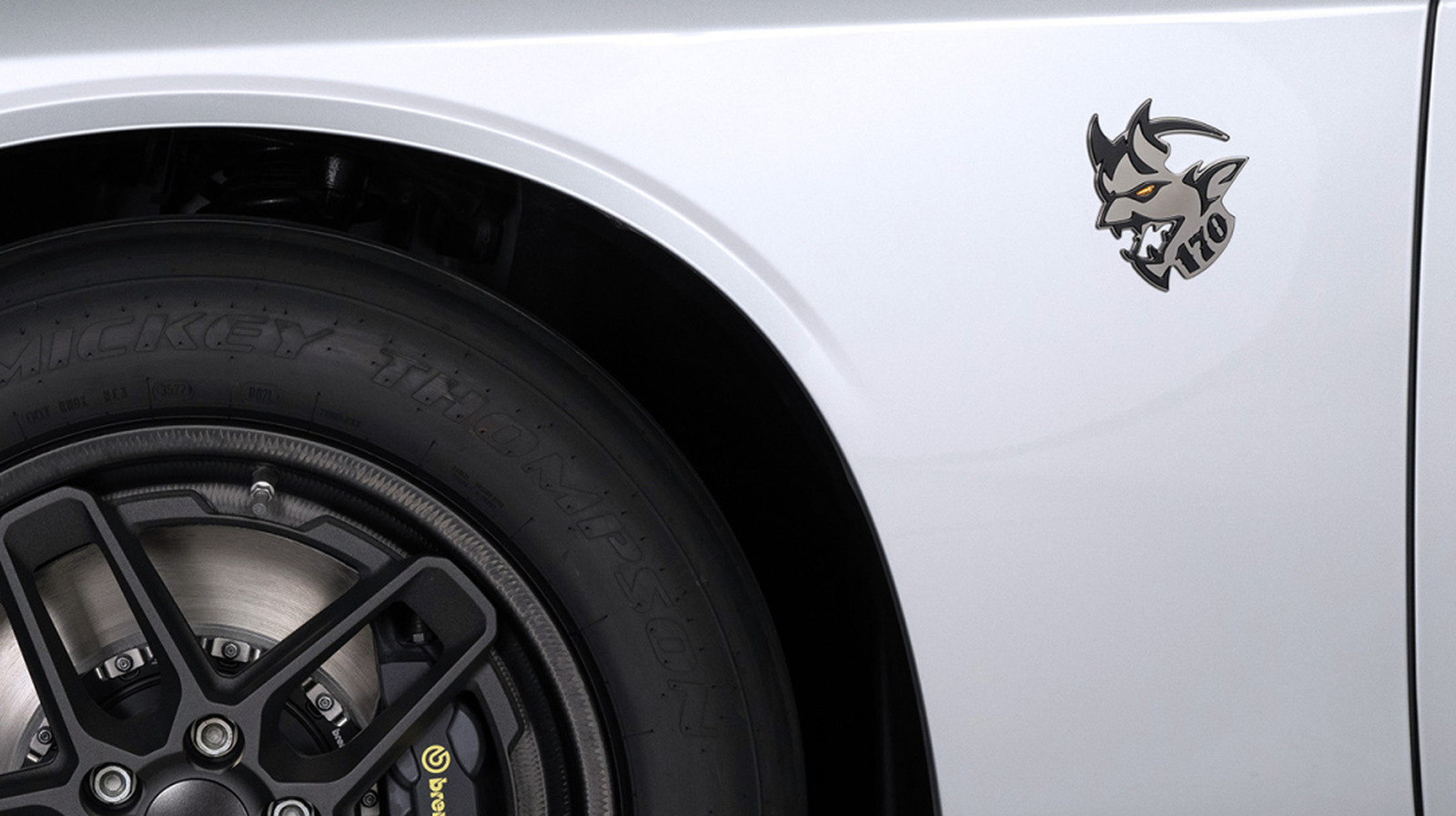 Чем современный логотип Dodge Demon отличается от того, который использовался в 70-х?