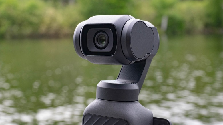 Камера DJI Osmo Pocket 4 на фоне воды.