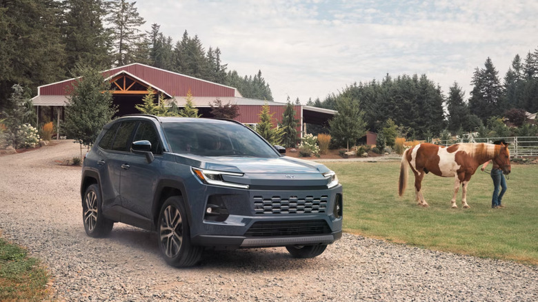 Toyota RAV4 2026 года на ферме с лошадью