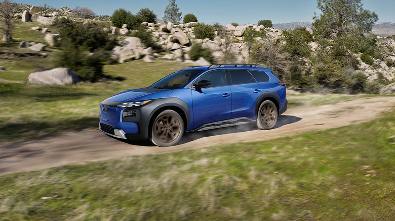 Subaru Trailseeker едет по лесистой местности
