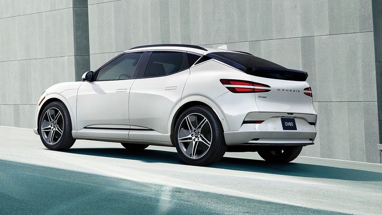 Genesis GV60 2026 года в белом цвете