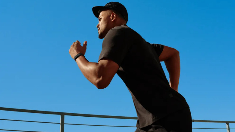 Мужчина бежит в Fitbit Air