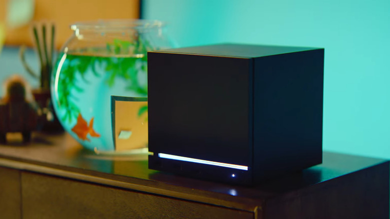 Паровая машина на буфете рядом с аквариумом.