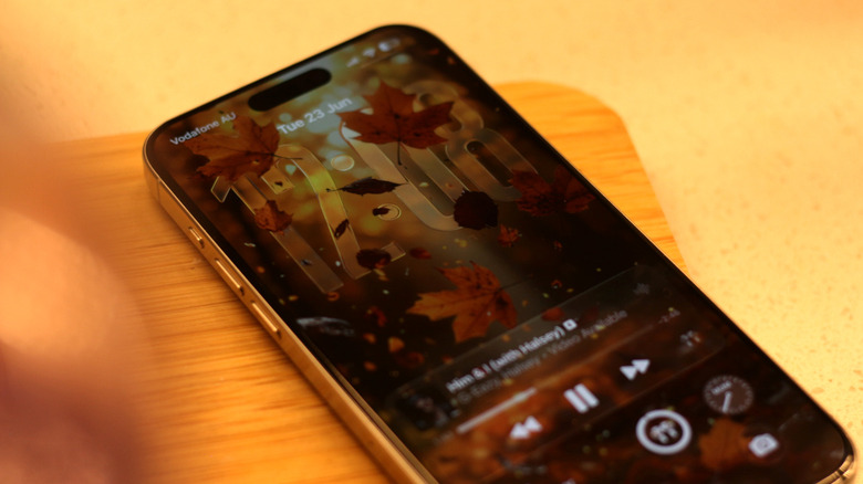 Экран блокировки iOS 27 с жидким стеклом