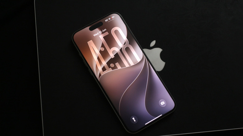 iPhone с новыми обоями iOS 27