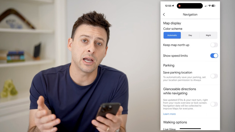 Мужчина с вкладкой навигации на Google Maps