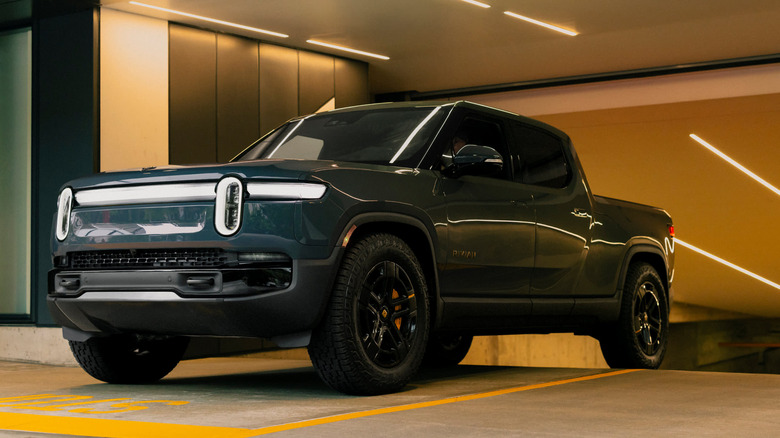 Rivian R1T выходит из подземной парковки