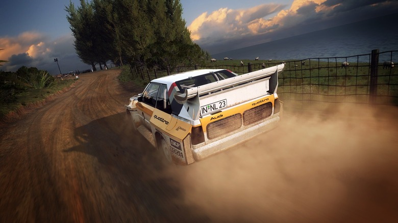 Раллийный автомобиль на грунтовой трассе в DiRT Rally 2.0