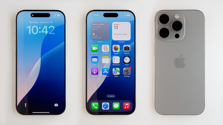три iPhone, на одном показаны основные приложения Apple