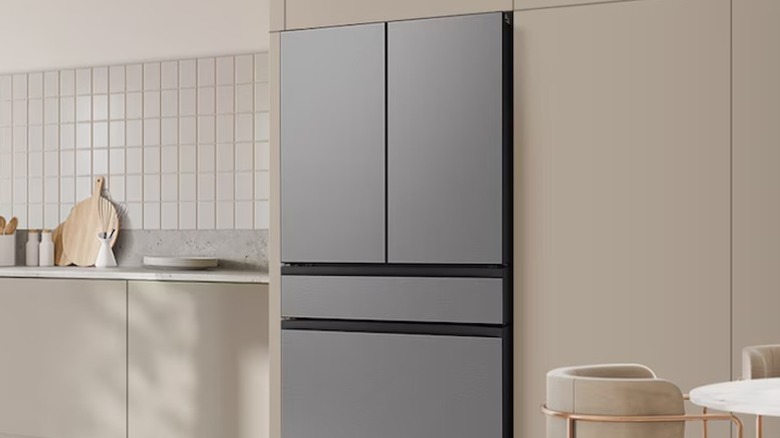 4-дверный холодильник Samsung Bespoke French Door в современной гостиной