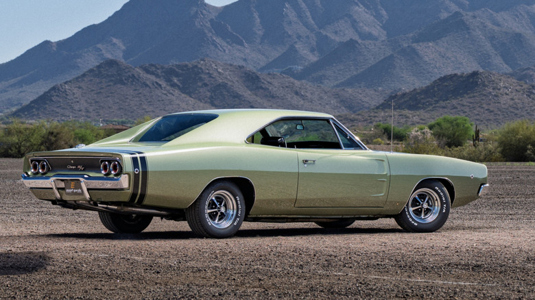 Dodge Charger R/T 1968 года, припаркованный в пустыне, вид справа