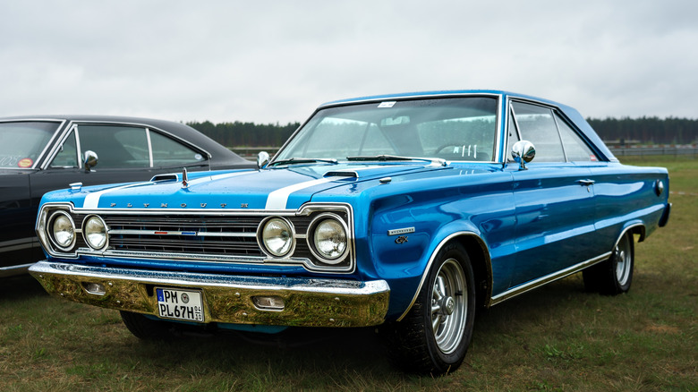 Plymouth GTX 1967 года, припаркованный на траве, вид в 3/4 спереди слева