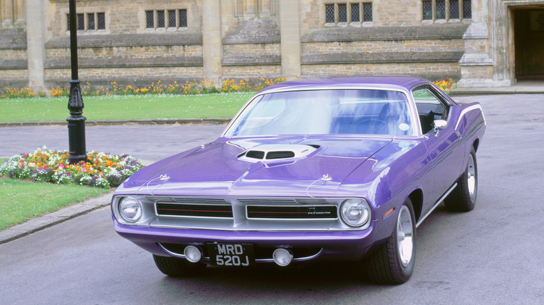 Plymouth Hemi 'Cuda 1970 года, припаркованный перед классическим домом, вид спереди