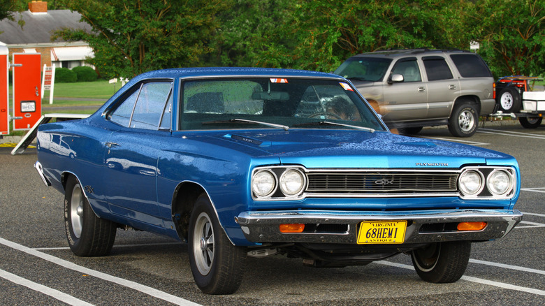 Plymouth GTX 1968 года, припаркованный на парковке, вид спереди справа в 3/4