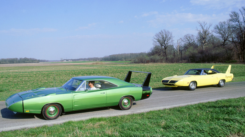 Dodge Charger Daytona (и Plymouth Superbird припаркованы на проселочной дороге, вид слева).