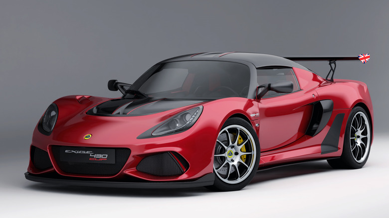 Кубок Red Lotus Exige 430 на сером фоне