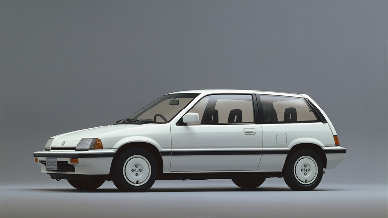 3-дверный хэтчбек Honda Civic 1987 года выпуска на сером фоне, вид слева