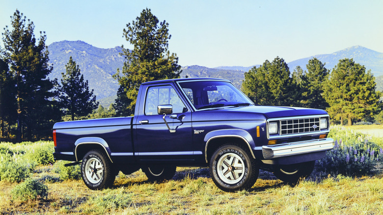 Ford Ranger XL 1985 года, припаркованный в лесу, вид спереди справа в 3/4