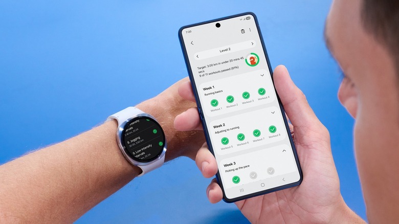Человек, использующий Galaxy Watch 8 с приложением Samsung Health