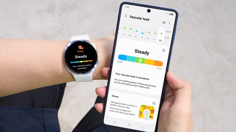 Человек, использующий Samsung Galaxy Watch 8 с приложением Samsung Health