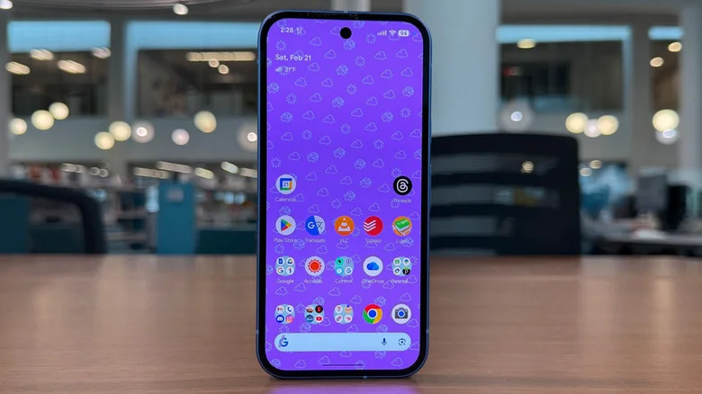 Pixel 10a стоит вертикально на столе