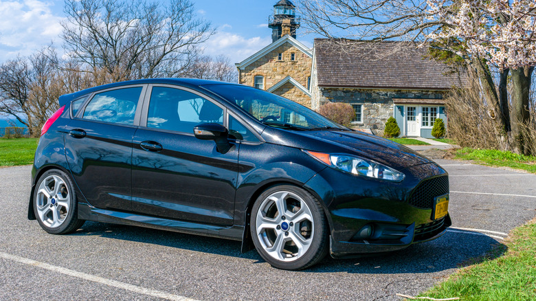 Вид спереди на 3/4 черного Ford Fiesta ST, припаркованного на стоянке.