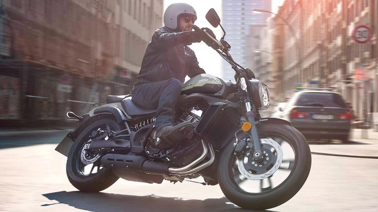 Мужчина едет на Kawasaki Vulcan S по улицам города