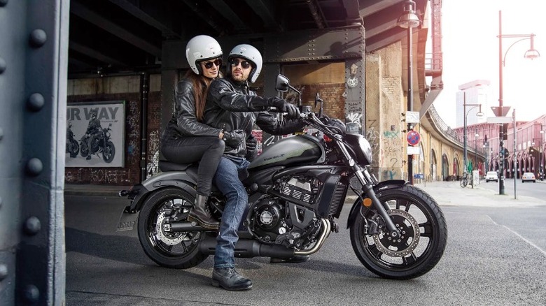 Два гонщика остановились на Kawasaki Vulcan S, вид сбоку.